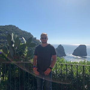 Meet your Posher, Levi